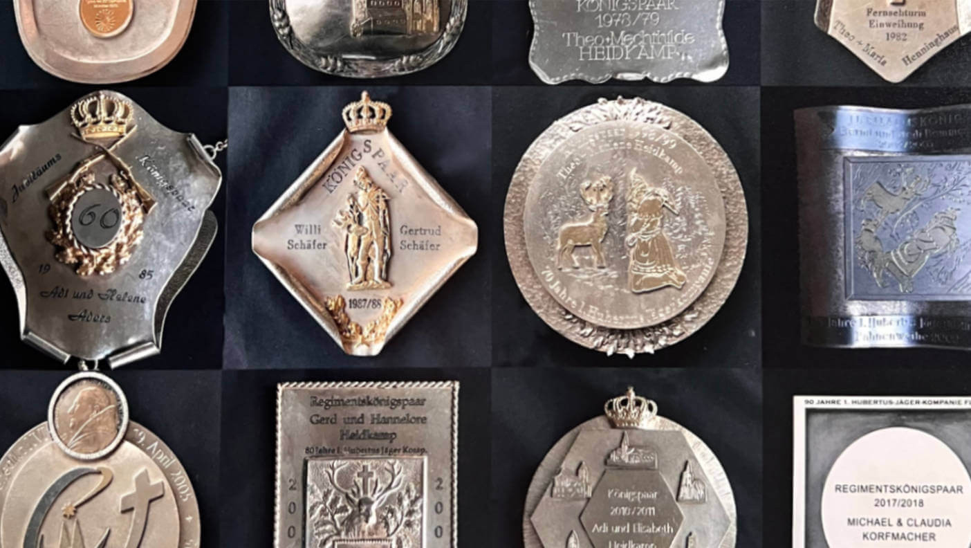 Jeder Schützen­könig si­g­ni­fi­zie­rt seine Regent­schaft mit einer Silber­plakette, die zeitlebens an der Königs­kette verbleibt.