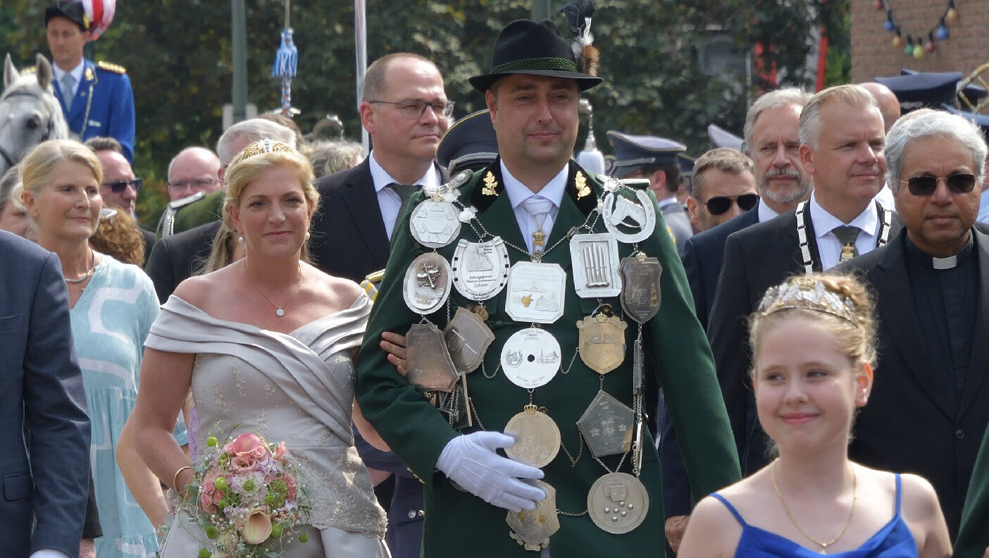 Das Königssilber des gegen­wärtigen Schützen­königs ist immer mittig an oberster Stelle der großen Königs­kette platziert.