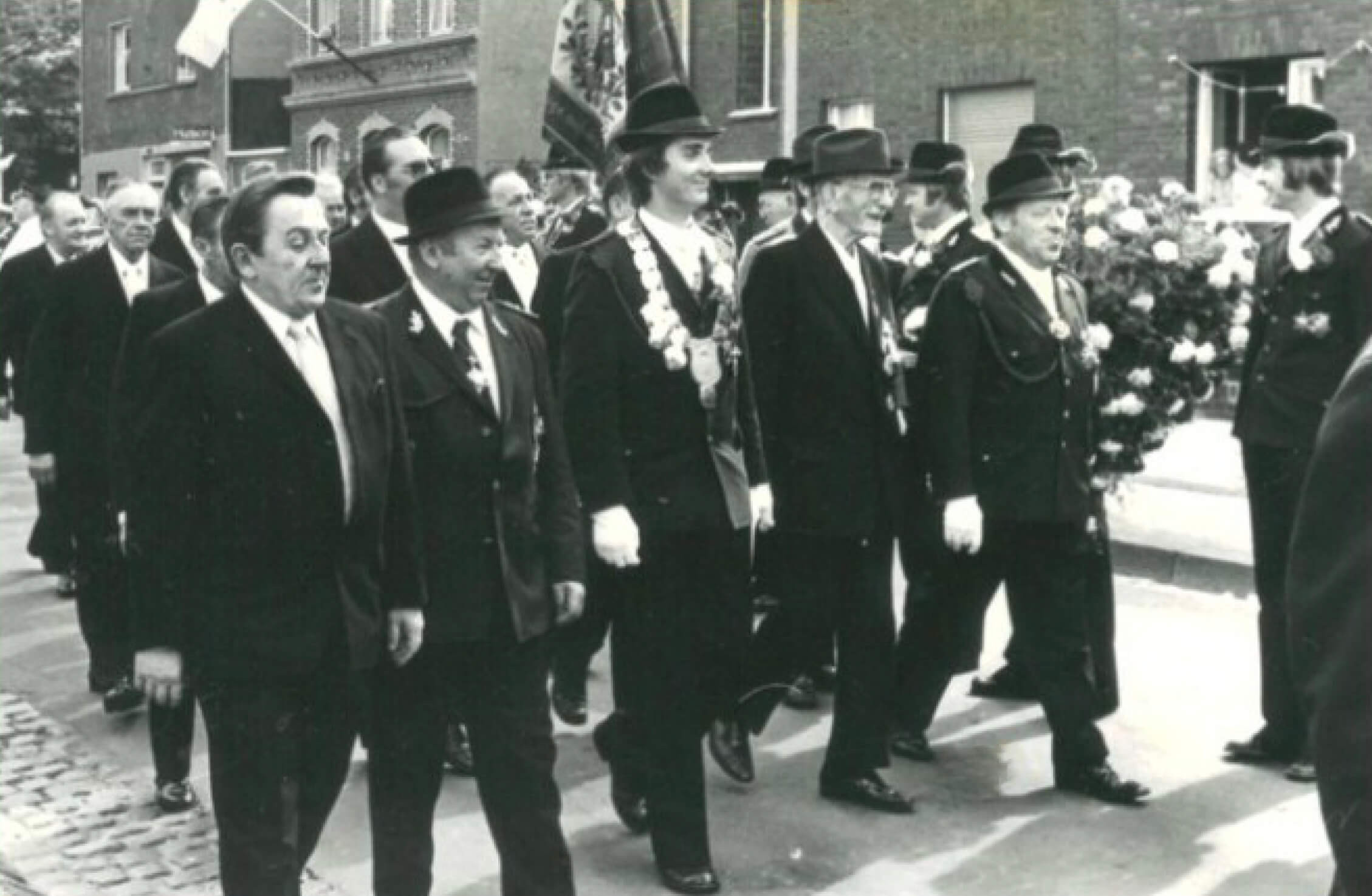 So war das damals, 1973, beim Schützenfest in Flehe: Peter III. steht von nun an an der Spitze des Regiments der Sankt-Sebastianus-Schützen­bruder­schaft Düsseldorf-Flehe.