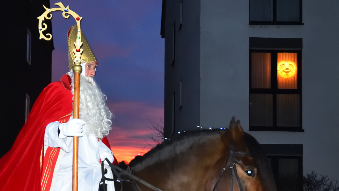 Martin, der einstige Soldat, der seinen Mantel mit dem Schwert teilte und die eine Hälfte einem frierenden Bettler gab, starb am 8. Nov. 397 mit 81 Jahren als Bischof der französischen Stadt Tours. Seine Beerdigung fand drei Tage später statt, am 11.11.