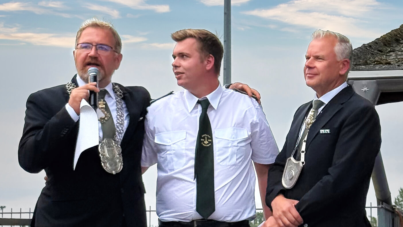 Bürgerkönig Tobias Kreuter bei seiner Proklamation durch den 1. und 2. Chef der Sankt-Sebastianus-Schützen­bruder­schaft Düssel­dorf-Flehe e. V.